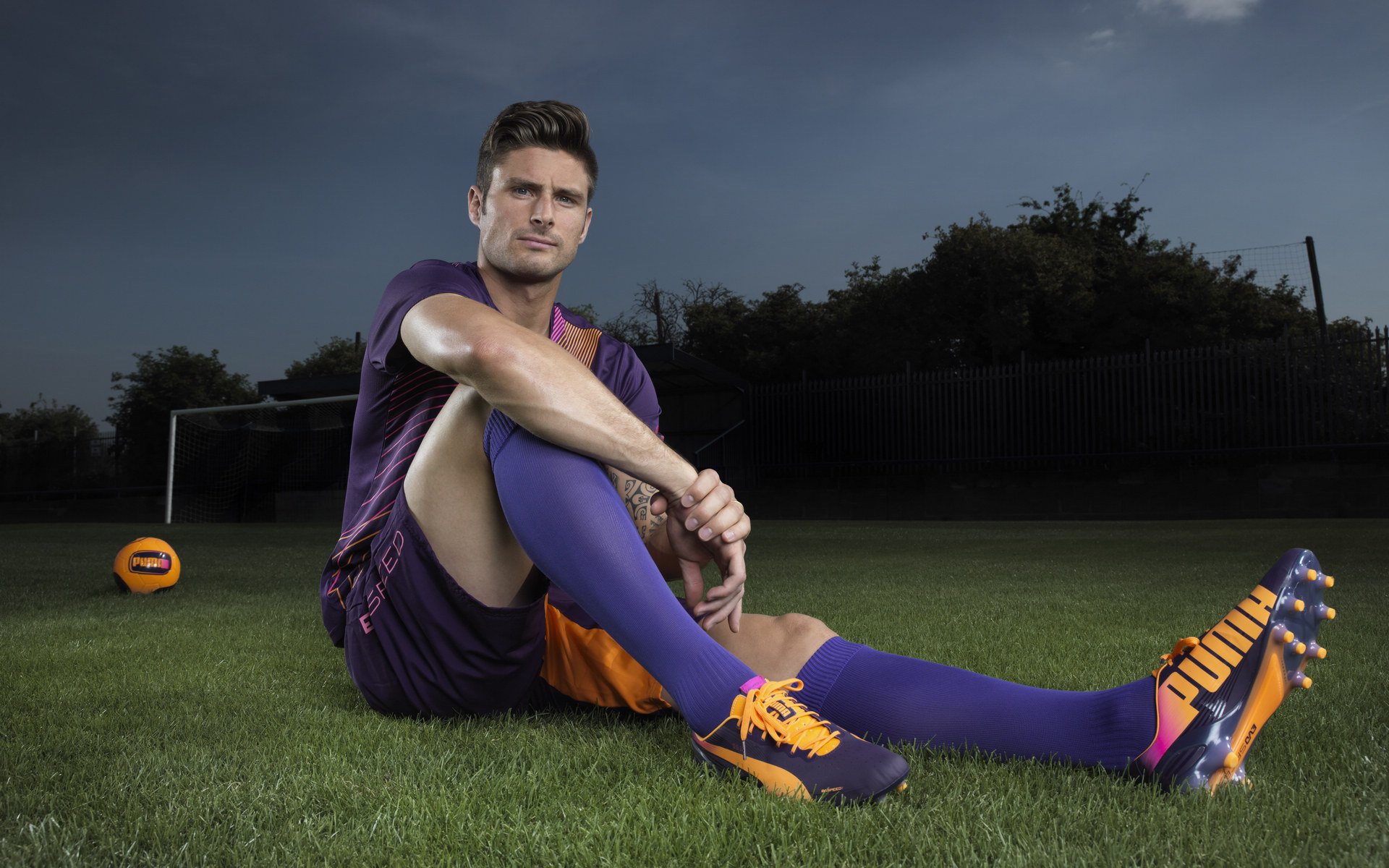 麦肯齐：作为全黑队的后卫，他的速度与技术为球队带来强大动力